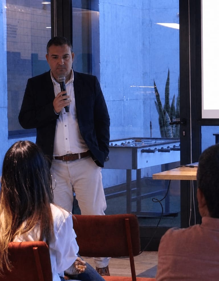 Alirio Coutinho dando una charla sobre tecnología