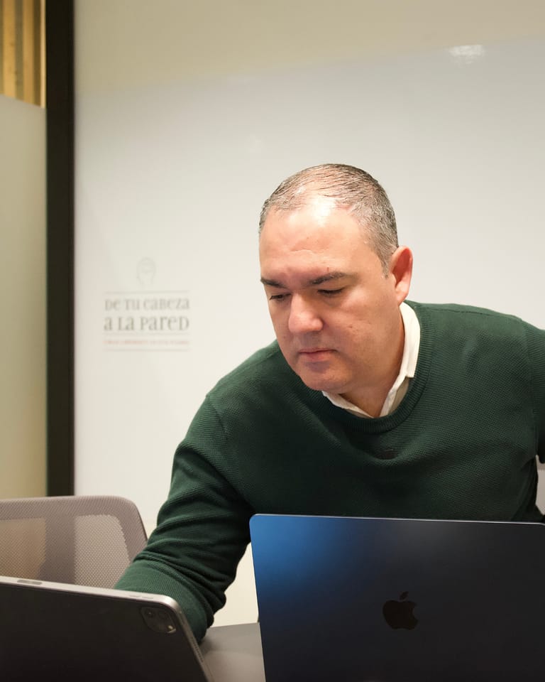 Alirio Coutinho trabajando en su portátil